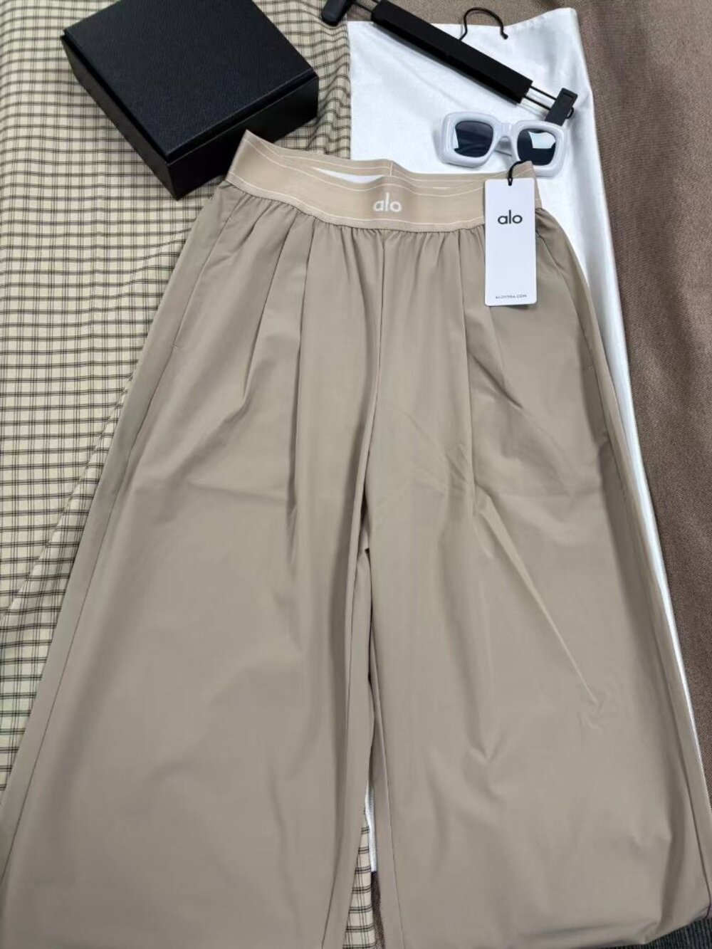 🎑Brand new with tags Alo Yoga Suit Up Trousers gravel color (Regular) loose fit - Picture 2 of 8